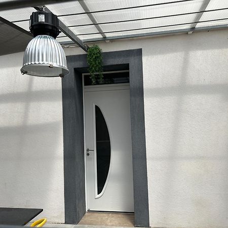 Aux 3 Domaines T2 Avec Terrasse Apartment Hyeres Exterior photo