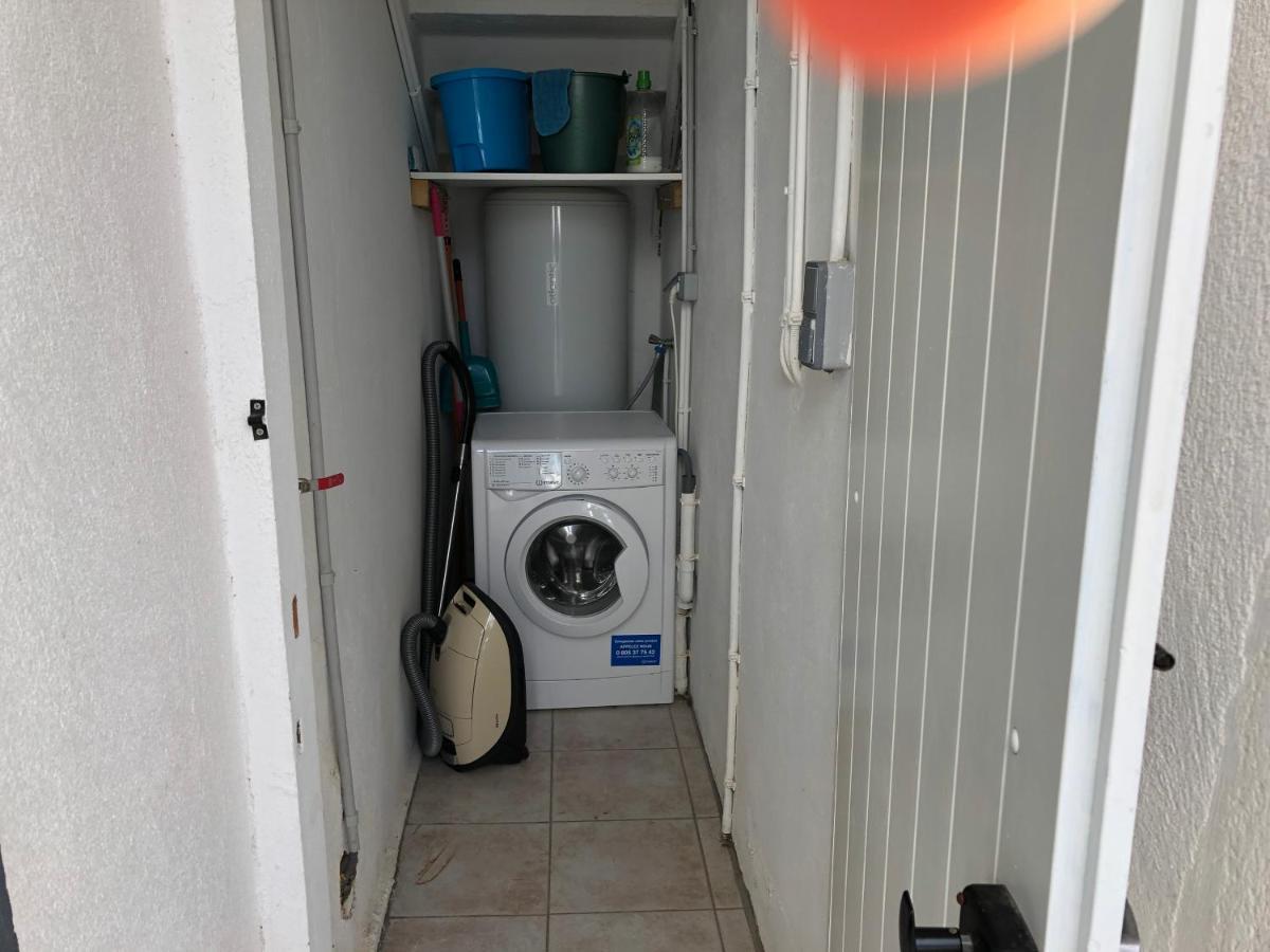 Aux 3 Domaines T2 Avec Terrasse Apartment Hyeres Exterior photo
