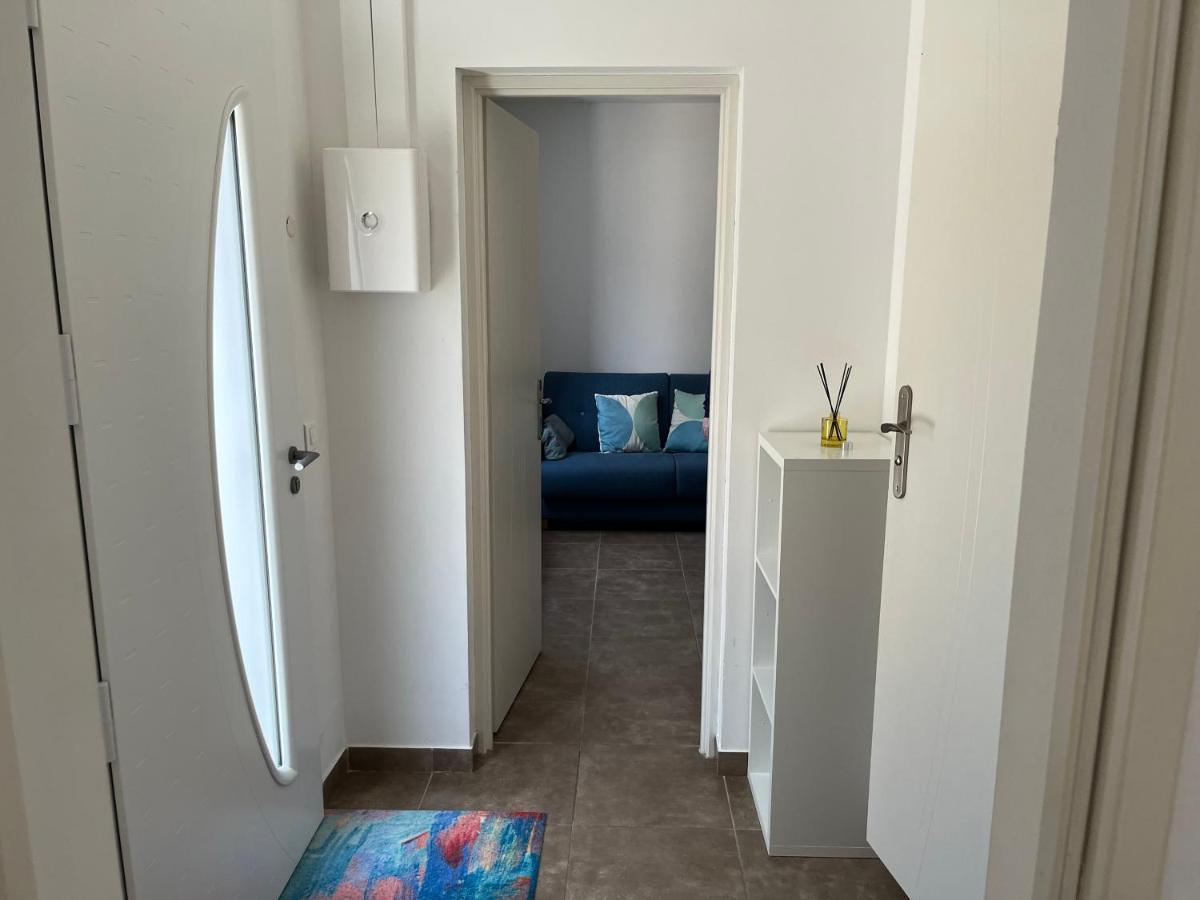 Aux 3 Domaines T2 Avec Terrasse Apartment Hyeres Exterior photo